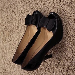 Gorgeous 8M Antonio Melani leather open toed heels with bow